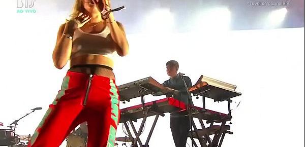  Tove Lo showing her tits at Lollapalooza BR 2017 (At 138)